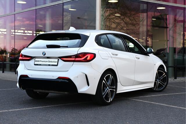 BMW 1-SERIE 118i Executive M Sport Automaat / Trekhaak / Sportstoelen / Comfort Access / Achteruitrijcamera / Cruise Control / LED