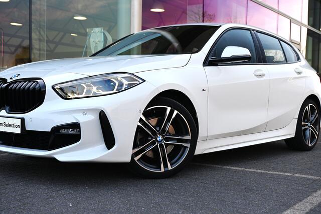 BMW 1-SERIE 118i Executive M Sport Automaat / Trekhaak / Sportstoelen / Comfort Access / Achteruitrijcamera / Cruise Control / LED