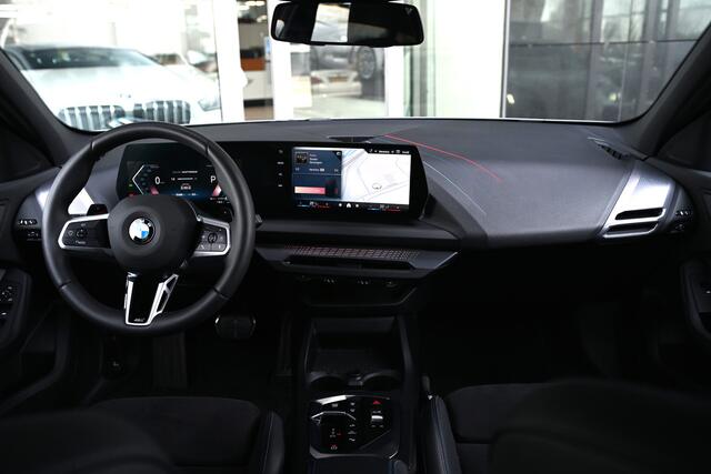 BMW 1-SERIE 120 M Sport / Sportstoelen / M Adaptief onderstel / Achteruitrijcamera / Stoelverwarming / Getint Glas