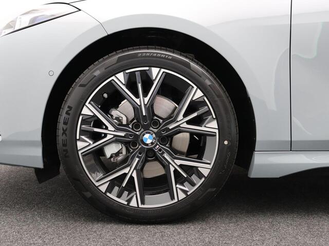 BMW 1-SERIE 120 M Sport Design Edition | Stuurwielrand Verwarmd | Achteruitrijcamera | Driving Assistant | Harman Kardon | 18''