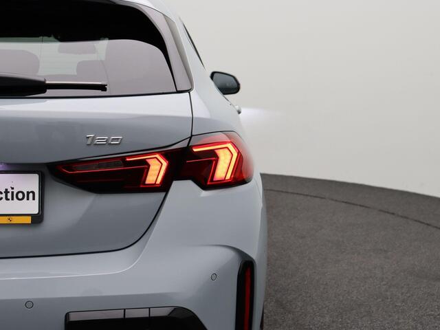 BMW 1-SERIE 120 M Sport Design Edition | Stuurwielrand Verwarmd | Achteruitrijcamera | Driving Assistant | Harman Kardon | 18''