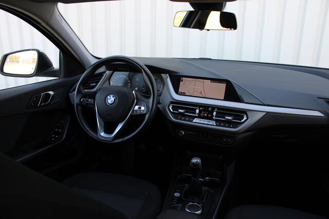 BMW 1-SERIE 116i High Executive | Incl. 12 maanden garantie | Stoelverwarming | Apple Carplay & Android Auto | WIFI | Climate Control | Hill Hold | Elektrisch verstelbare stoelen |