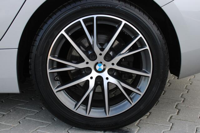 BMW 1-SERIE 116i High Executive | Incl. 12 maanden garantie | Stoelverwarming | Apple Carplay & Android Auto | WIFI | Climate Control | Hill Hold | Elektrisch verstelbare stoelen |