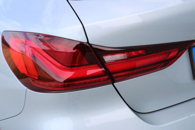 BMW 1-SERIE 116i High Executive | Incl. 12 maanden garantie | Stoelverwarming | Apple Carplay & Android Auto | WIFI | Climate Control | Hill Hold | Elektrisch verstelbare stoelen |