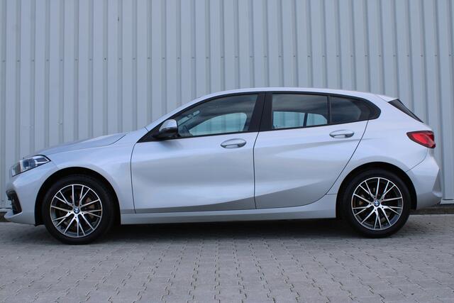 BMW 1-SERIE 116i High Executive | Incl. 12 maanden garantie | Stoelverwarming | Apple Carplay & Android Auto | WIFI | Climate Control | Hill Hold | Elektrisch verstelbare stoelen |