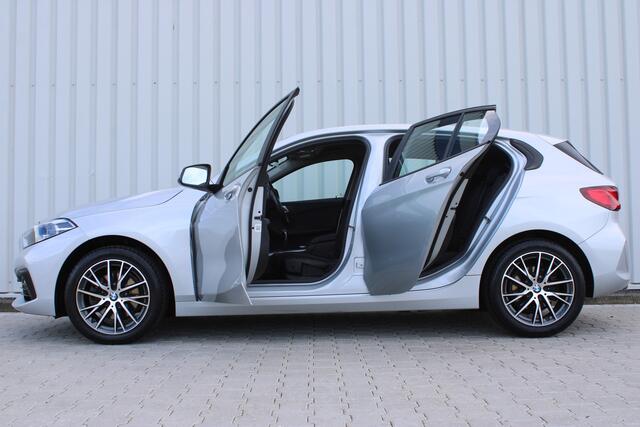 BMW 1-SERIE 116i High Executive | Incl. 12 maanden garantie | Stoelverwarming | Apple Carplay & Android Auto | WIFI | Climate Control | Hill Hold | Elektrisch verstelbare stoelen |