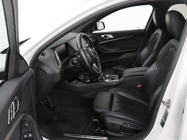 BMW 1-SERIE 118i High Executive Edition | M Sport | Panoramadak | Leder | Stoelverwarming | Camera | Carplay | Live Cockpit | Sfeerverlichting | Trekhaak | Navigatie | Sportstoelen | Park Assist | DAB | Climate control