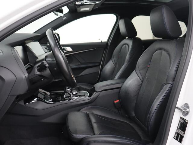 BMW 1-SERIE 118i High Executive Edition | M Sport | Panoramadak | Leder | Stoelverwarming | Camera | Carplay | Live Cockpit | Sfeerverlichting | Trekhaak | Navigatie | Sportstoelen | Park Assist | DAB | Climate control