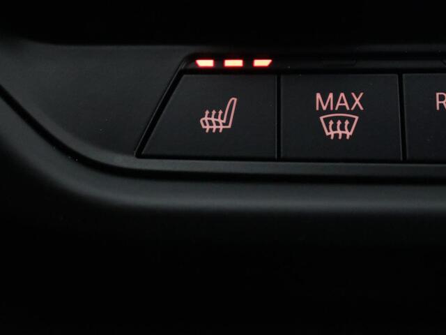 BMW 1-SERIE 118i High Executive Edition | M Sport | Panoramadak | Leder | Stoelverwarming | Camera | Carplay | Live Cockpit | Sfeerverlichting | Trekhaak | Navigatie | Sportstoelen | Park Assist | DAB | Climate control