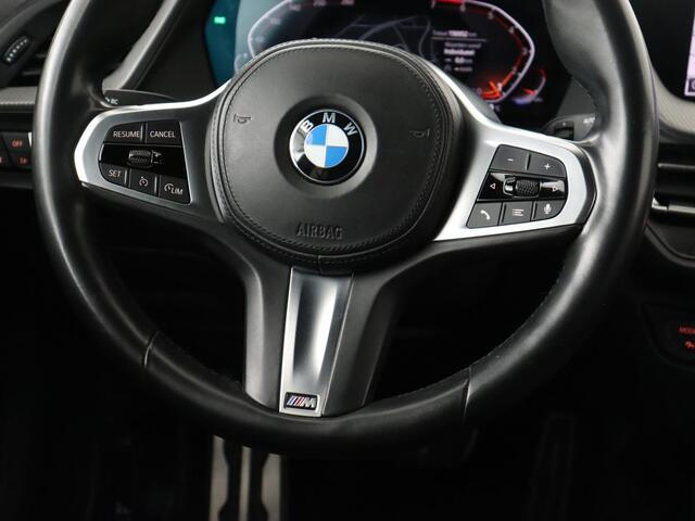 BMW 1-SERIE 118i High Executive Edition | M Sport | Panoramadak | Leder | Stoelverwarming | Camera | Carplay | Live Cockpit | Sfeerverlichting | Trekhaak | Navigatie | Sportstoelen | Park Assist | DAB | Climate control