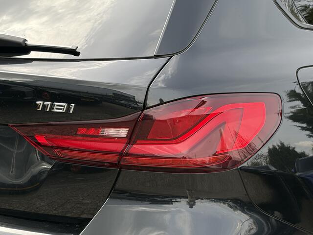 BMW 1-SERIE 118i | M-Sport | HiFi | Trekhaak | Getint Glas
