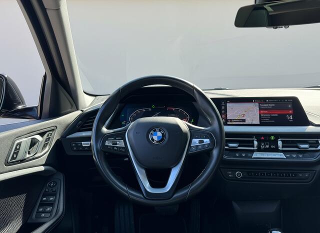 BMW 1-SERIE 118i 136PK AUT. HIGH EXECUTIVE TREKHAAK/LEDER/PANORAMADAK