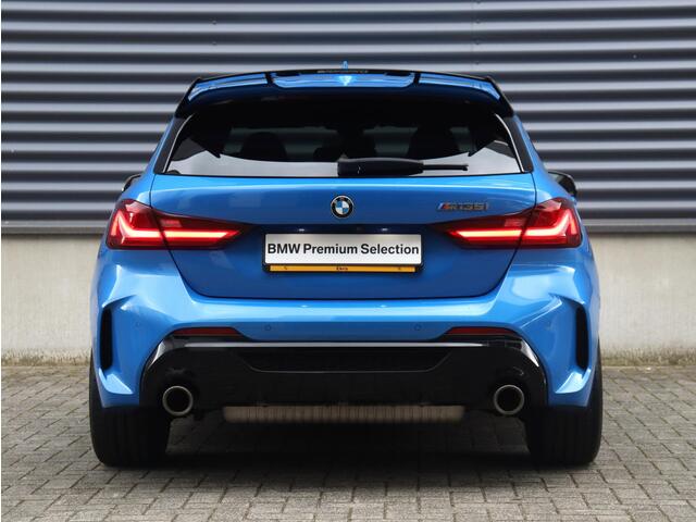 BMW 1-SERIE 5-deurs M135i xDrive | Executive | M Sport | Panodak | Harman Kardon | M Sportstoelen | Camera | Adaptieve LED Koplampen | M Performance | 19'' LMV