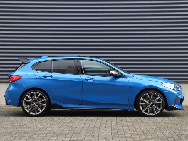 BMW 1-SERIE 5-deurs M135i xDrive | Executive | M Sport | Panodak | Harman Kardon | M Sportstoelen | Camera | Adaptieve LED Koplampen | M Performance | 19'' LMV