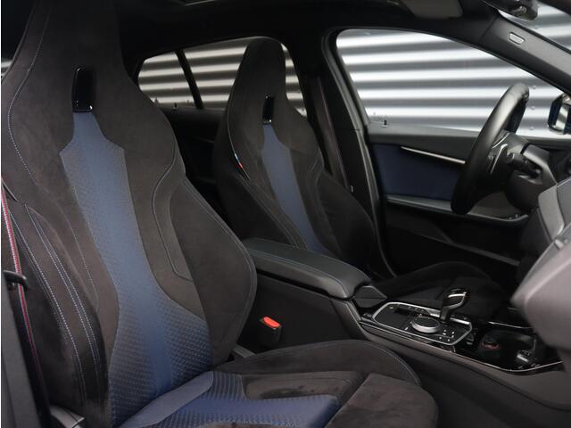 BMW 1-SERIE 5-deurs M135i xDrive | Executive | M Sport | Panodak | Harman Kardon | M Sportstoelen | Camera | Adaptieve LED Koplampen | M Performance | 19'' LMV