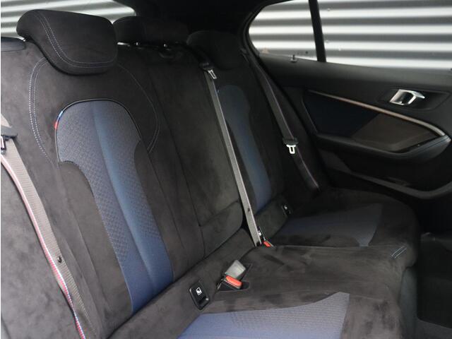 BMW 1-SERIE 5-deurs M135i xDrive | Executive | M Sport | Panodak | Harman Kardon | M Sportstoelen | Camera | Adaptieve LED Koplampen | M Performance | 19'' LMV