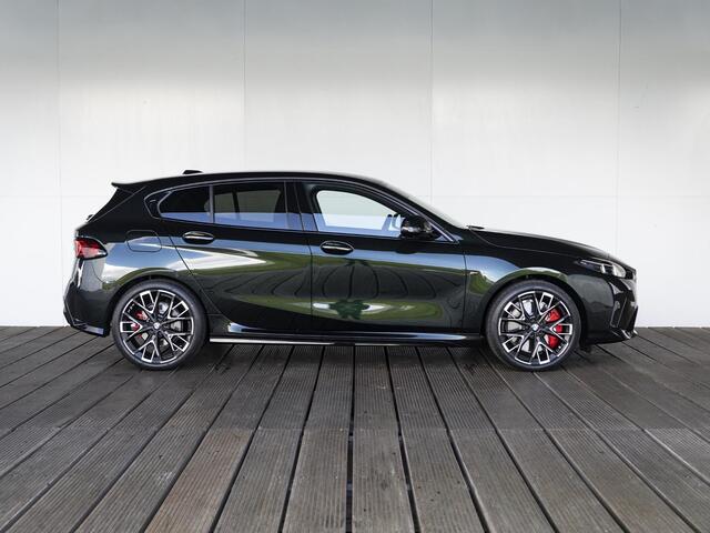 BMW 1-SERIE 120 | M Sportpakket Pro | Premium Pack | Harman-Kardon | Stuurwielrand verwarmd | Comfort Access | Achteruitrijcamera | 20''