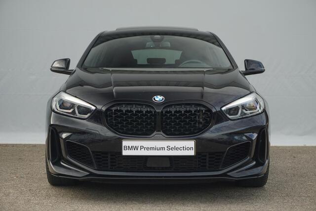 BMW 1-SERIE M135i xDrive | Schuif-kanteldak | Harman Kardon | Head-up | Elektrische Stoelen + Memory | Adaptief onderstel | Stoel & Stuurwielverwarming