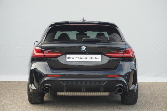 BMW 1-SERIE M135i xDrive | Schuif-kanteldak | Harman Kardon | Head-up | Elektrische Stoelen + Memory | Adaptief onderstel | Stoel & Stuurwielverwarming