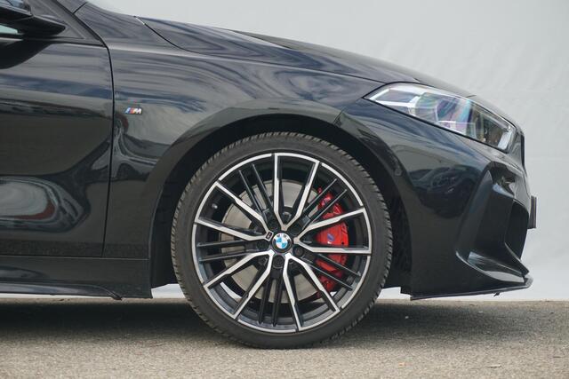 BMW 1-SERIE M135i xDrive | Schuif-kanteldak | Harman Kardon | Head-up | Elektrische Stoelen + Memory | Adaptief onderstel | Stoel & Stuurwielverwarming