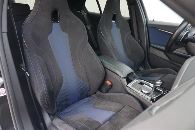 BMW 1-SERIE M135i xDrive | Schuif-kanteldak | Harman Kardon | Head-up | Elektrische Stoelen + Memory | Adaptief onderstel | Stoel & Stuurwielverwarming