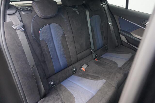 BMW 1-SERIE M135i xDrive | Schuif-kanteldak | Harman Kardon | Head-up | Elektrische Stoelen + Memory | Adaptief onderstel | Stoel & Stuurwielverwarming