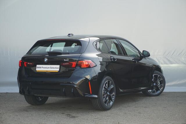 BMW 1-SERIE 120 M Sport | Keyless Entry | Stoelverwarming | LED Adaptieve Koplampen met Grootlichtassistent | Elektrisch bedienbare Achterklep