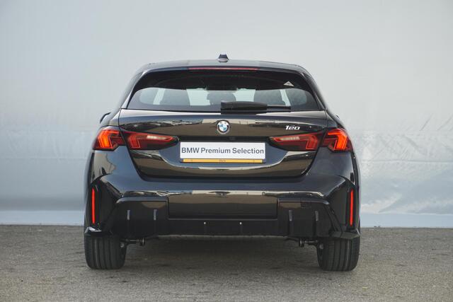 BMW 1-SERIE 120 M Sport | Keyless Entry | Stoelverwarming | LED Adaptieve Koplampen met Grootlichtassistent | Elektrisch bedienbare Achterklep