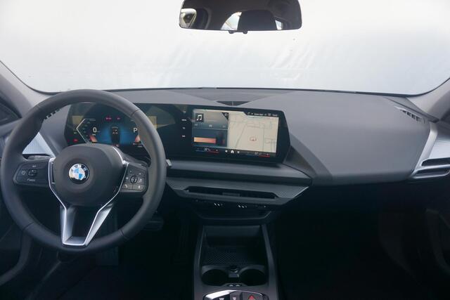 BMW 1-SERIE 120 M Sport | Keyless Entry | Stoelverwarming | LED Adaptieve Koplampen met Grootlichtassistent | Elektrisch bedienbare Achterklep