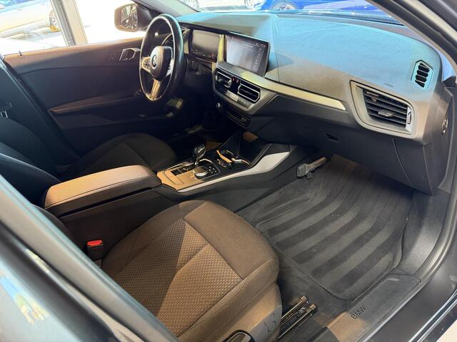 BMW 1-SERIE 118i Executive Edition AUTOMAAT | NAVIAGTIE | APPLE CARPLAY | VIRTUAL DISPLAY | STOELVERWARMING | PARKEER SENOREN | FULL LED | GETINT RUIT