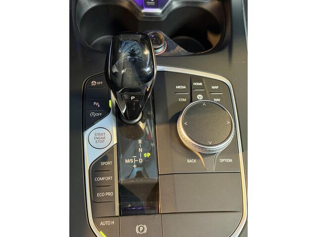 BMW 1-SERIE 118i Executive Edition AUTOMAAT | NAVIAGTIE | APPLE CARPLAY | VIRTUAL DISPLAY | STOELVERWARMING | PARKEER SENOREN | FULL LED | GETINT RUIT