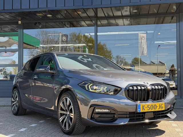 BMW 1-SERIE 118i Executive Edition AUTOMAAT | NAVIAGTIE | APPLE CARPLAY | VIRTUAL DISPLAY | STOELVERWARMING | PARKEER SENOREN | FULL LED | GETINT RUIT