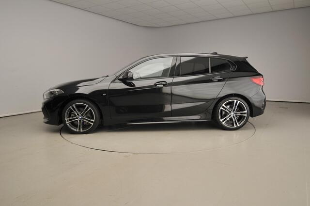 BMW 1-SERIE 5-deurs 118i | M-Sportpakket | LED | Leder | Navigatie | Sportstoelen | Stoelverwarming | DAB | Alu 18 inch