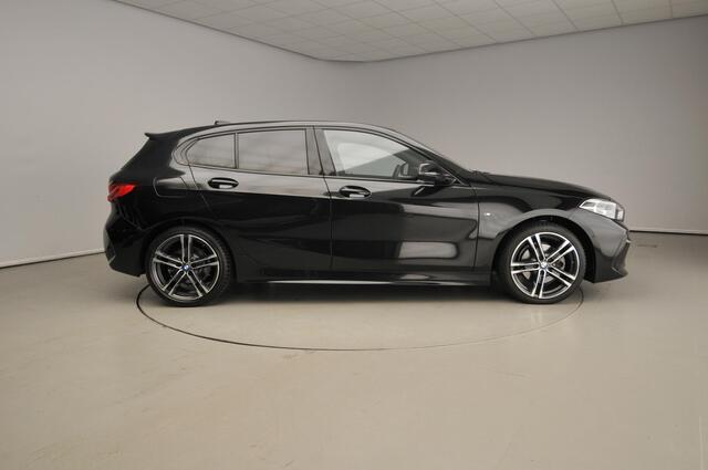 BMW 1-SERIE 5-deurs 118i | M-Sportpakket | LED | Leder | Navigatie | Sportstoelen | Stoelverwarming | DAB | Alu 18 inch