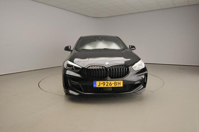 BMW 1-SERIE 5-deurs 118i | M-Sportpakket | LED | Leder | Navigatie | Sportstoelen | Stoelverwarming | DAB | Alu 18 inch