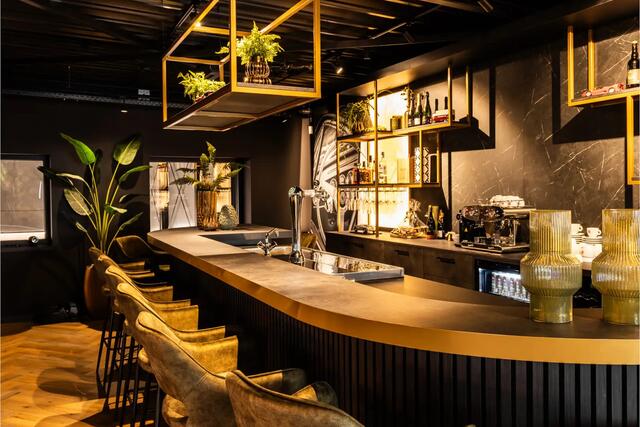 BMW 1-SERIE 118i M Sport | Dealer Onderhouden | NAP | Panoramadak | ACC | Harman/Kardon | Camera | Apple & Android Carplay