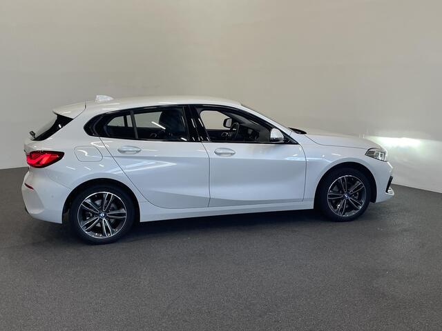 BMW 1-SERIE 118i Sportline Business Edition Automaat Navigatie Apple Carplay/Android Auto Camera Parkeersensoren Cruise Control Virtual Cockpit Sfeerverlichting Ledverlichting Climate Control Lichtmetalen velgen