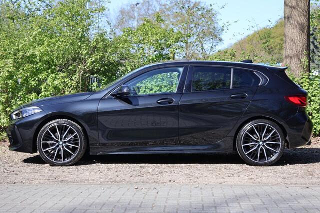 BMW 1-SERIE 118i M-Pakket | Pano | HUD | Harman Kardon | Adap Cruise | LED | Elektr. Stoel Mem | Keyless | Camera | Etc.