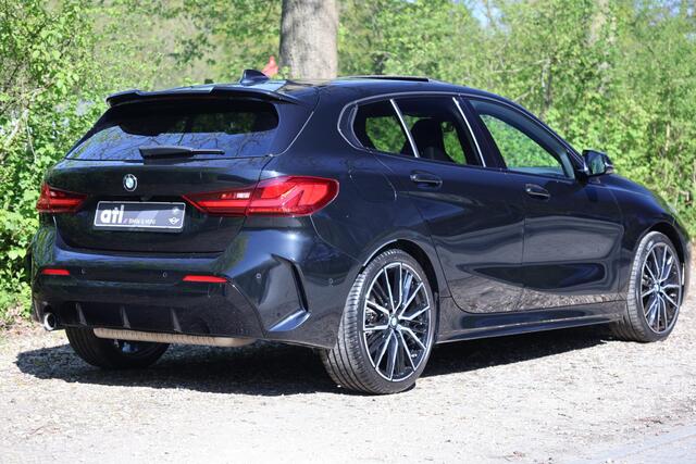 BMW 1-SERIE 118i M-Pakket | Pano | HUD | Harman Kardon | Adap Cruise | LED | Elektr. Stoel Mem | Keyless | Camera | Etc.
