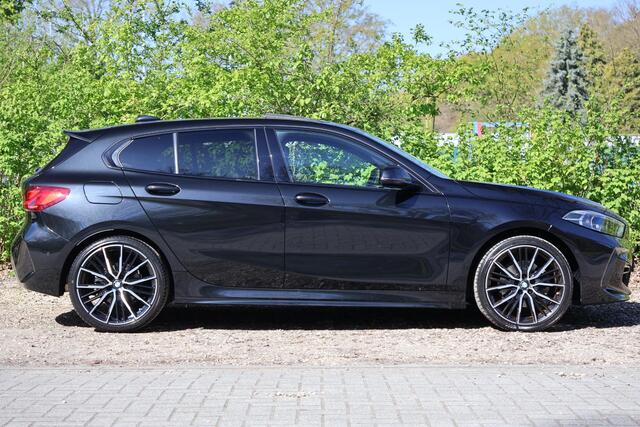 BMW 1-SERIE 118i M-Pakket | Pano | HUD | Harman Kardon | Adap Cruise | LED | Elektr. Stoel Mem | Keyless | Camera | Etc.