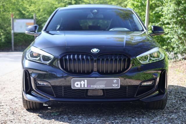 BMW 1-SERIE 118i M-Pakket | Pano | HUD | Harman Kardon | Adap Cruise | LED | Elektr. Stoel Mem | Keyless | Camera | Etc.