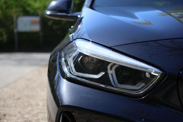 BMW 1-SERIE 118i M-Pakket | Pano | HUD | Harman Kardon | Adap Cruise | LED | Elektr. Stoel Mem | Keyless | Camera | Etc.