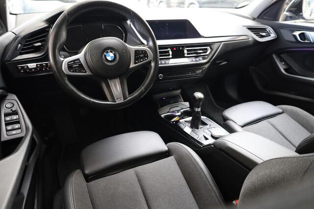 BMW 1-SERIE 118i High Executive STOELVERWARMING 18"LMV CRUISE NAVI 2xPDC CLIMA HALFLEER M-STUUR
