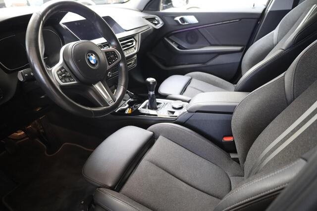 BMW 1-SERIE 118i High Executive STOELVERWARMING 18"LMV CRUISE NAVI 2xPDC CLIMA HALFLEER M-STUUR