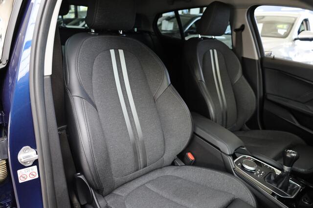 BMW 1-SERIE 118i High Executive STOELVERWARMING 18"LMV CRUISE NAVI 2xPDC CLIMA HALFLEER M-STUUR