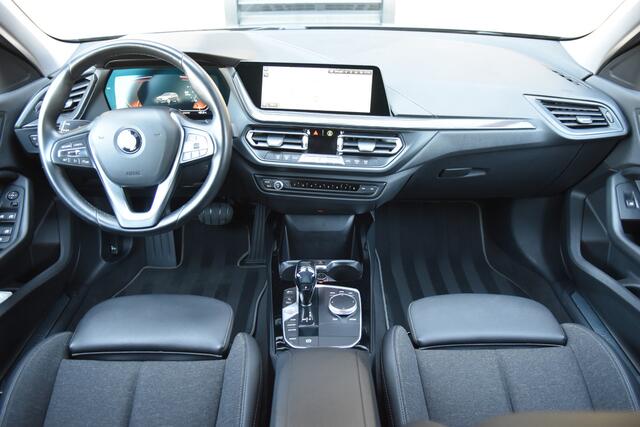 BMW 1-SERIE 118i Executive Edition * Privacy Glass * Sportstoelen * Sportstuur * DAB * Live cockpit *
