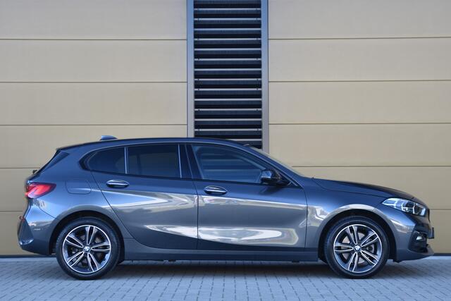 BMW 1-SERIE 118i Executive Edition * Privacy Glass * Sportstoelen * Sportstuur * DAB * Live cockpit *