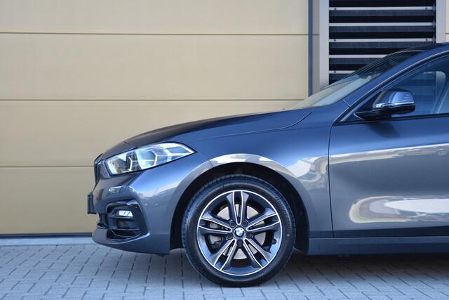 BMW 1-SERIE 118i Executive Edition * Privacy Glass * Sportstoelen * Sportstuur * DAB * Live cockpit *