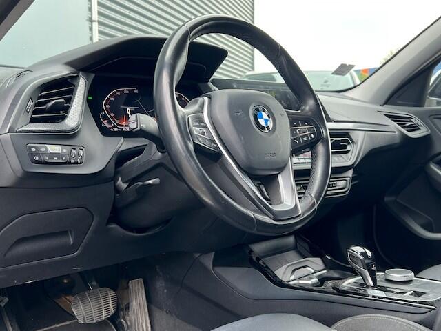 BMW 1-SERIE BWJ 2021 | 118i 136PK High Ex AUTOMAAT | SPORTSTOELEN | CLIMA | NAVI | CARPLAY | PDC 2X | LEDER/STOF | 18'' LMV