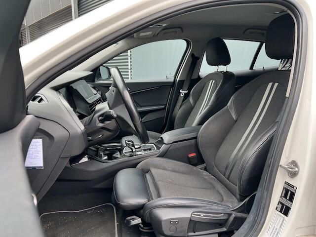 BMW 1-SERIE BWJ 2021 | 118i 136PK High Ex AUTOMAAT | SPORTSTOELEN | CLIMA | NAVI | CARPLAY | PDC 2X | LEDER/STOF | 18'' LMV